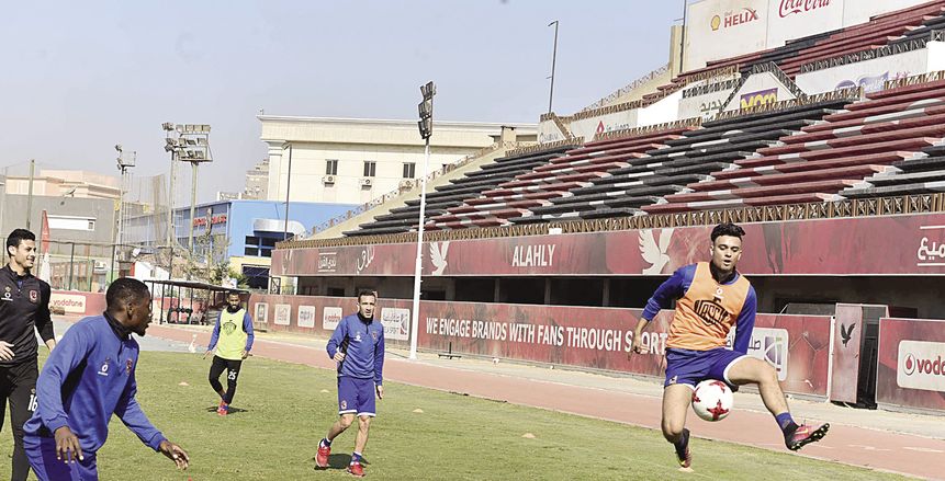 «إصلاحات التتش» تُجبر لاعبي الأهلي على خوض المران في نصف الملعب