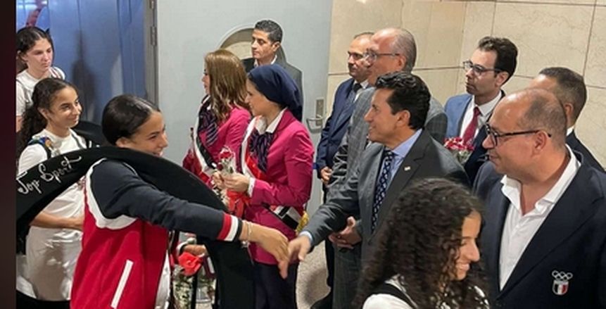وزير  الرياضة يستقبل أبطال مصر في الأولمبياد بالورود