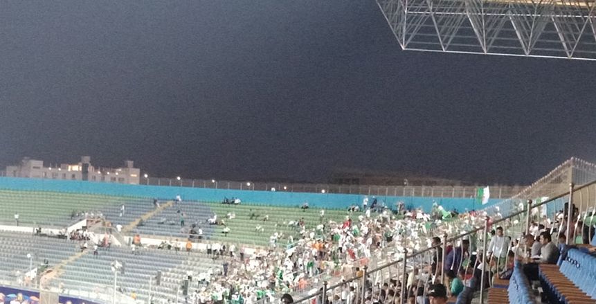 وصول منتخبي الجزائر وغينيا لاستاد الدفاع الجوي وسط حضور جماهيري ضعيف