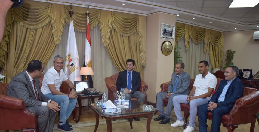 بودربالة وفراس أبرزهم.. وزير الرياضة يلتقي  نجوم "أسود الأطلس"  القدامى