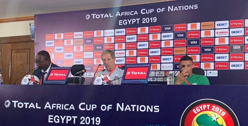 مدرب جنوب أفريقيا: سنوقف مهاجمي نيجيريا كما فعلنا مع "صلاح وتريزيجيه"