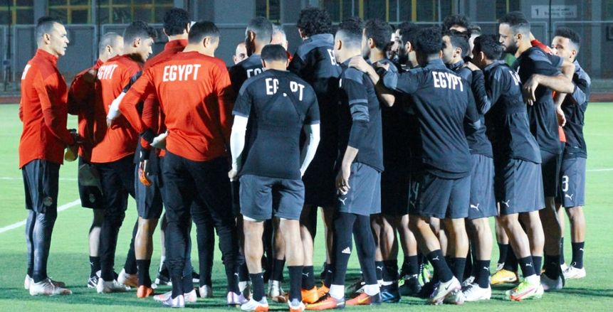 جيلبرتو يزور معسكر الفراعنة في أنجولا.. ويلتقط صورة تذكارية مع «كيروش»