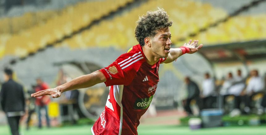 إمام عاشور يهدي والدته «ميدالية» دوري أبطال أفريقيا في عيد ميلادها «فيديو»