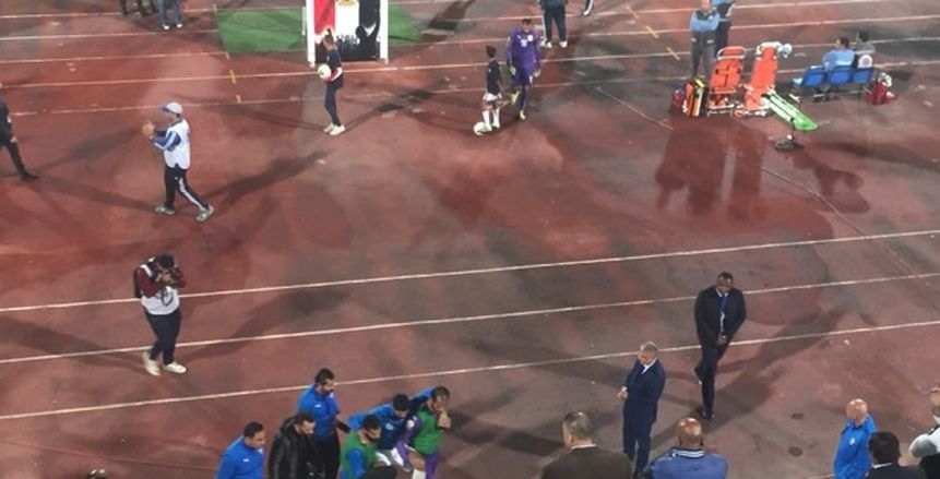 بالصور| خروج فرجاني ساسي محمولًا من لاعبي الزمالك بعد نهاية الشوط الأول