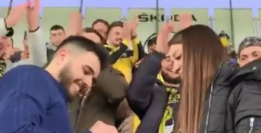 بالفيديو| خطوبة في مدرجات الدوري التركي.. والجماهير تهتف للعروسين