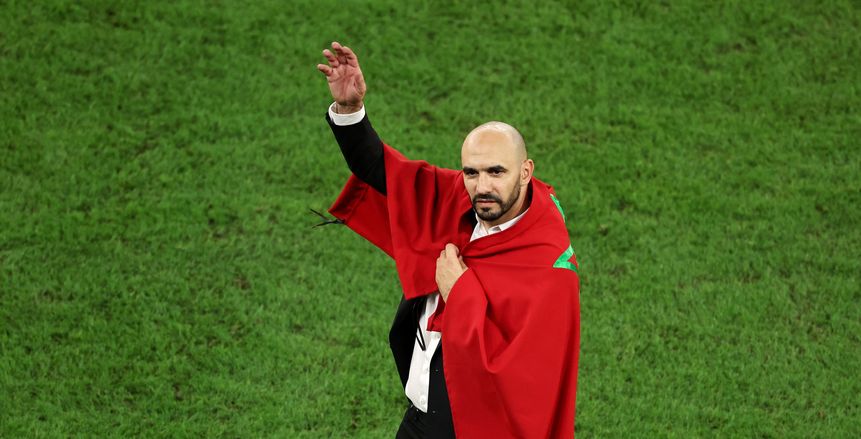 أول تعليق من وليد الركراكي عقب تأهل المغرب لنصف النهائي: تحدينا الظروف