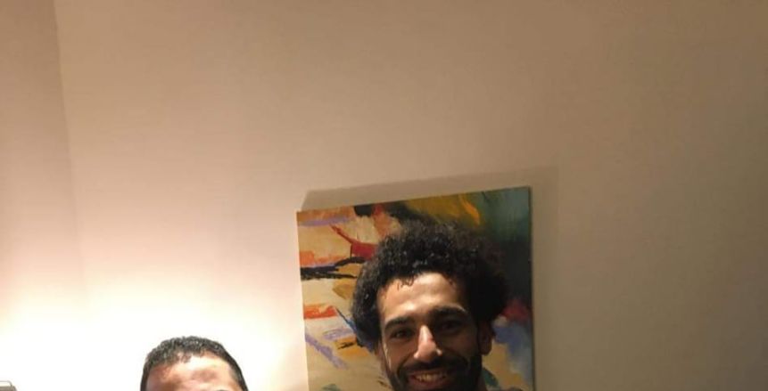 بالصور.. محمد صلاح يستقبل أبناء قريته نجريج في فندق إقامة الفريق