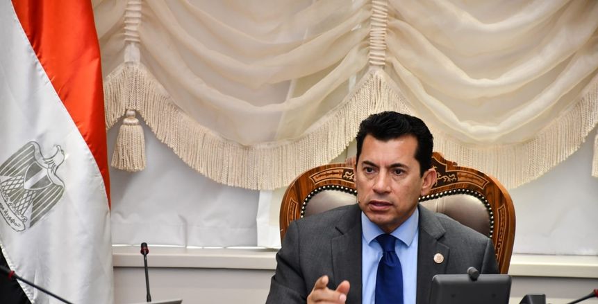 بعد تجديد الثقة.. ياسر إدريس يهدي وزير الشباب والرياضة قلادة اللجنة الأولمبية
