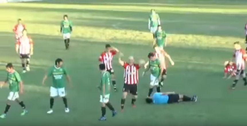 لاعب بالمكسيك يقتل حكم المباراة اعتراضا على طرده