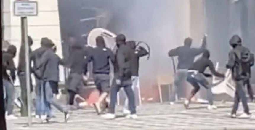 اشتباكات عنيفة بين جماهير وست هام وفيورنتينا قبل نهائي دوري المؤتمر «فيديو»