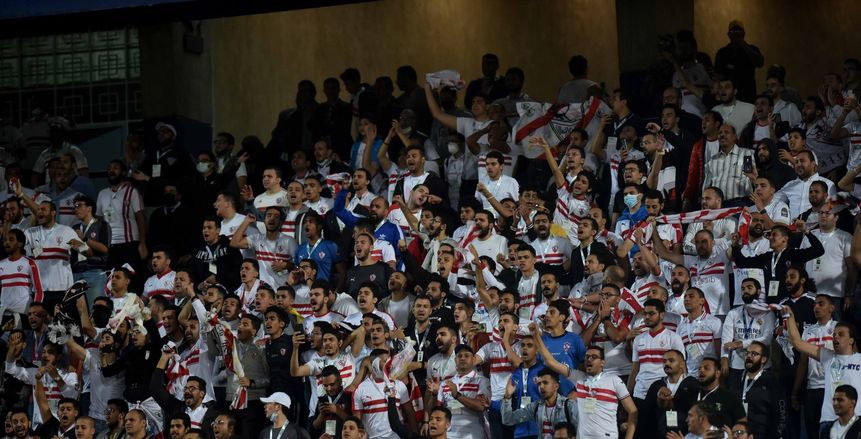 جماهير الزمالك تهاجم اللاعبين بعد الخسارة.. و«عبدالغني» يشتبك معهم