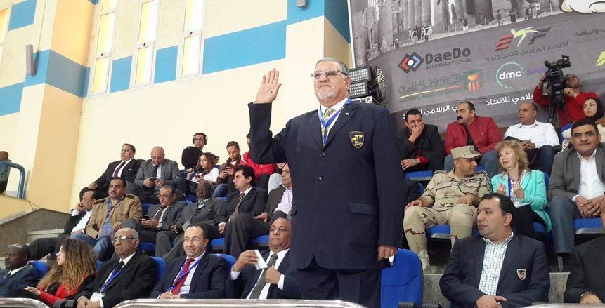 صورة.. "الفولي" يهدي وزير الرياضة المغربى درع الاتحاد العربي للتايكوندو