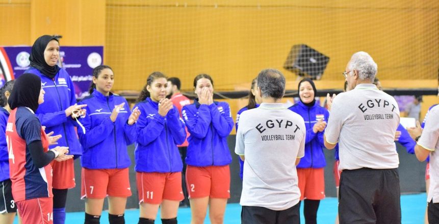 مدرب منتخب مصر لناشئات الطائرة يودع اللاعبات بالدموع بعد انتهاء مشوار المونديال