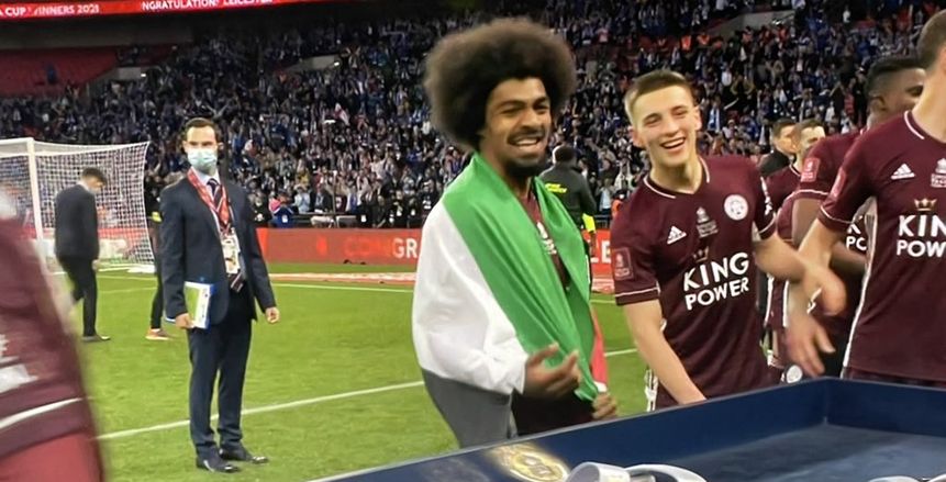 حمزة تشودري وويسلي فوفانا بعلم فلسطين بعد التتويج بكأس الاتحاد