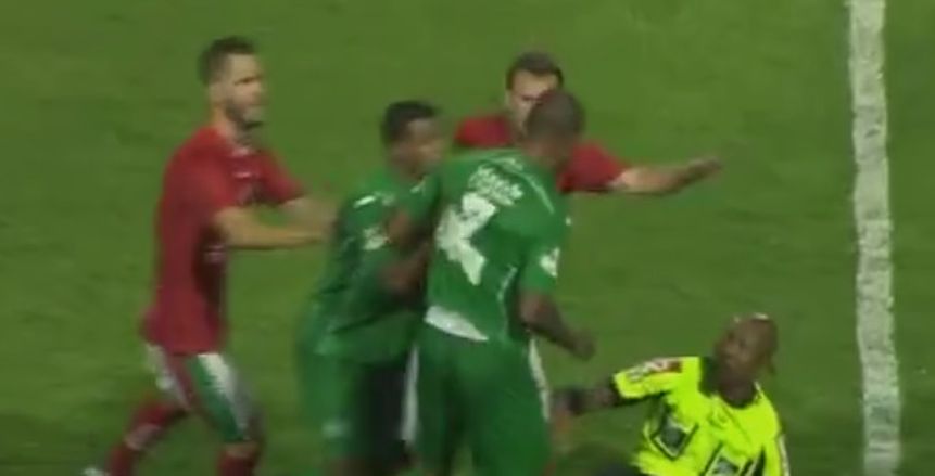 حرب شوارع فى مباراة بالدورى البرازيلى