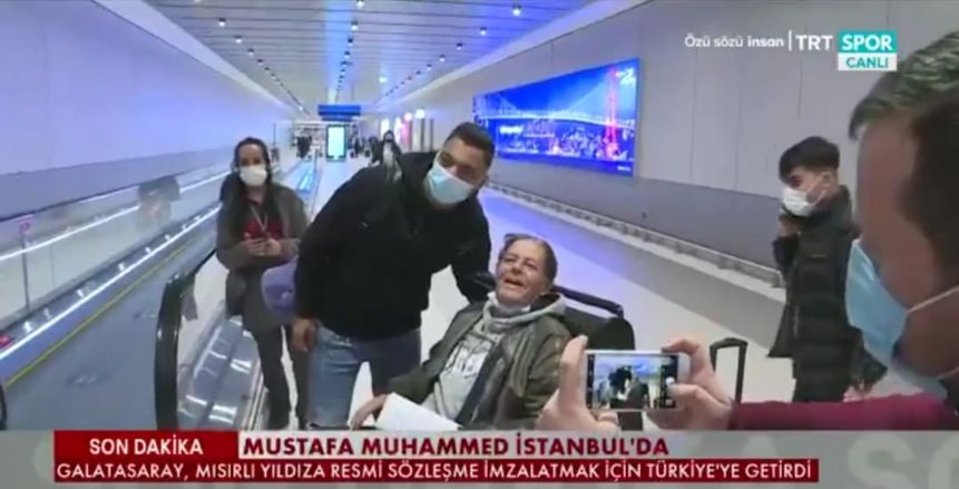 مصطفى محمد يصل تركيا تمهيدًا لانضمامه إلى جالطة سراي «فيديو»