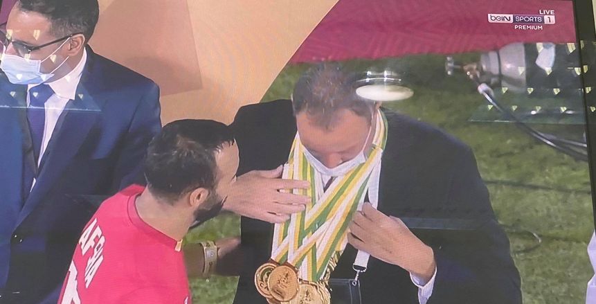 لاعبو الأهلي يسلمون ميداليات السوبر الأفريقي لمحمود الخطيب