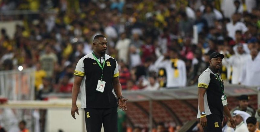 بالفيديو| اشتباكات عنيفة في الدوري السعودي.. مدير اتحاد جدة يعتدي على مدرب الرائد