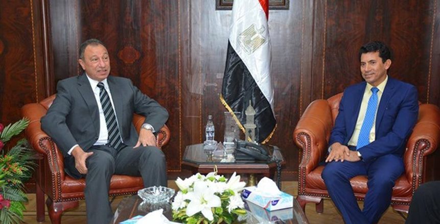أشرف صبحي و«الخطيب» يتابعان عرضًا للكاراتيه في الأهلي