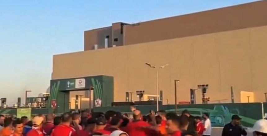 بدء توافد جماهير الأهلي والزمالك لملعب المملكة آرينا استعدادا للسوبر الأفريقي