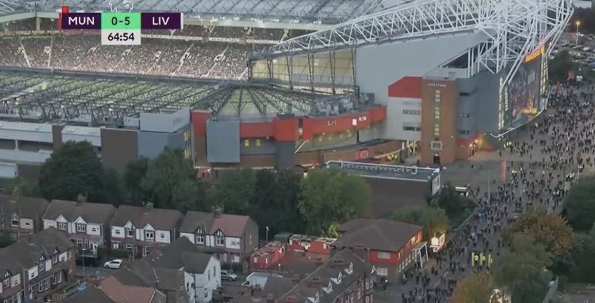 جماهير مانشستر يونايتد تغادر أولد ترافورد بعد هاتريك محمد صلاح
