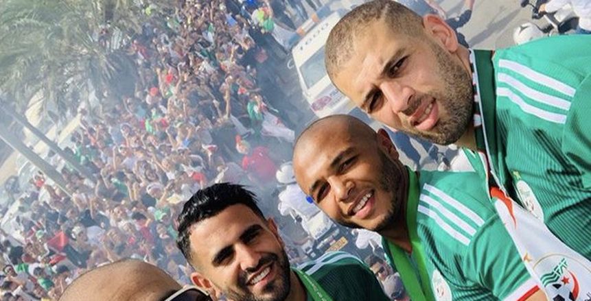 بالصور.. حافلة منتخب الجزائر تجوب الشوارع وسط الآلاف احتفالا باللقب