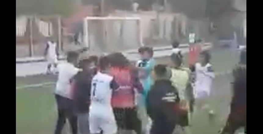«علقة موت» من لاعب منشية ناصر لحكم مباراته أمام حلوان (فيديو)