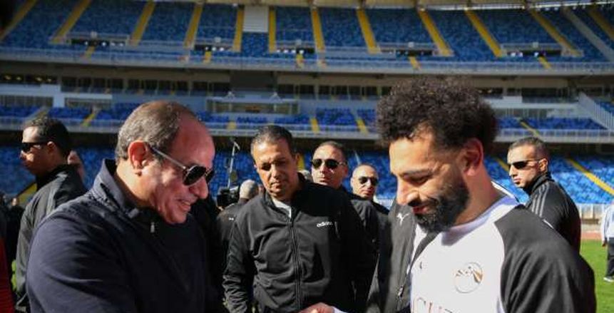 محمد صلاح يهدي الرئيس عبد الفتاح السيسي قميص الفراعنة