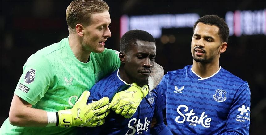 لاعب إيفرتون يطرد بالبطاقة الحمراء بعد صفع زميله في مباراة مانشستر يونايتد