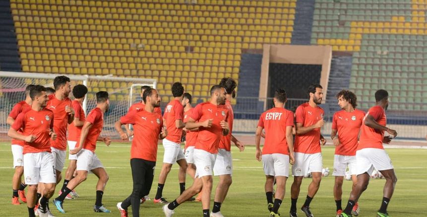 منتخب مصر يرتدي اللون الأبيض بدلا من الأحمر أمام أوغندا