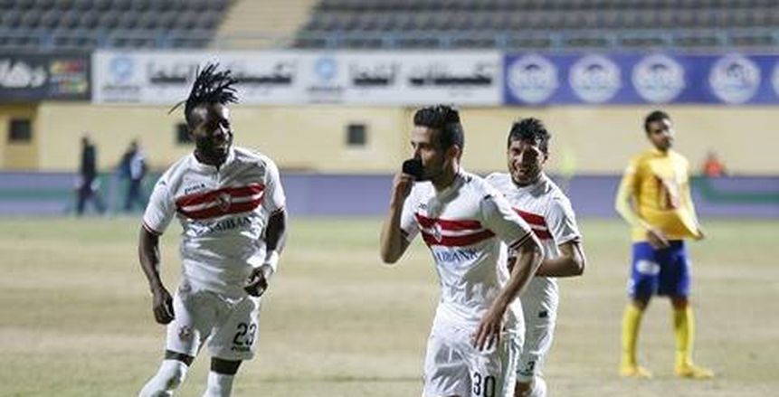 بالصور| مصطفي فتحي يقبل الشارة بعد إحرازه الهدف تخليدا للشهداء