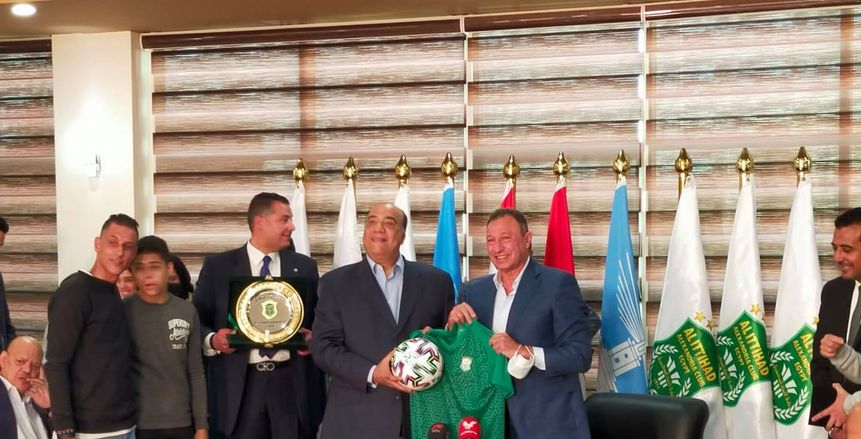الخطيب ومصيلحي يتبادلان دروع وأعلام الأهلي والاتحاد السكندري «صور»