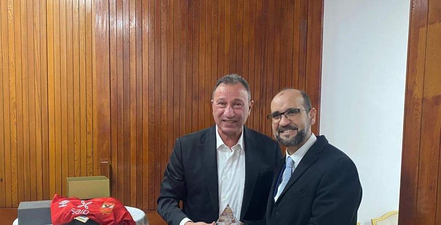 أخبار الأهلي.. الخطيب يهدي قميص ودرع النادي لرئيس الرجاء المغربي