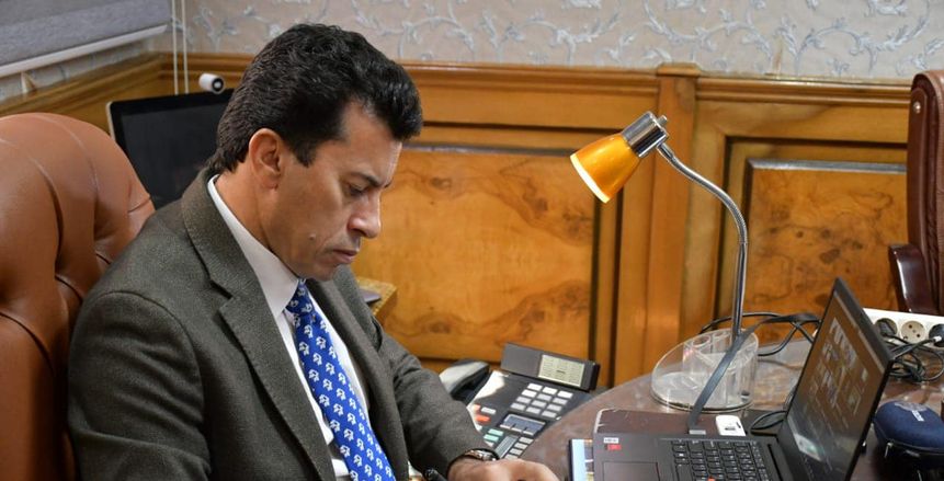وزير الرياضة يشارك في اجتماع الكاف بشأن إقامة البطولة الأفريقية للمدارس