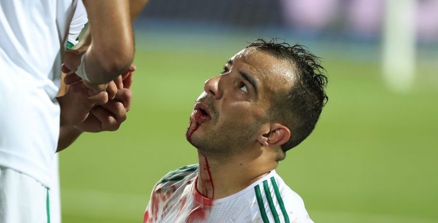 بالصور.. الشباب السعودي يقيم حفل للجزائري "بن العمري" لتتويجه بأمم أفريقيا