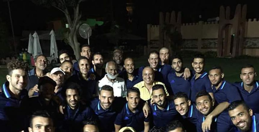 لاعبو الاتحاد السكندري يحتفلون بعيد ميلاد مختار مختار