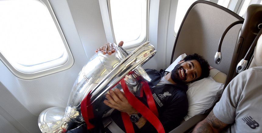 بالصور| محمد صلاح ينام في الطائرة محتضنا كأس دوري أبطال أوروبا
