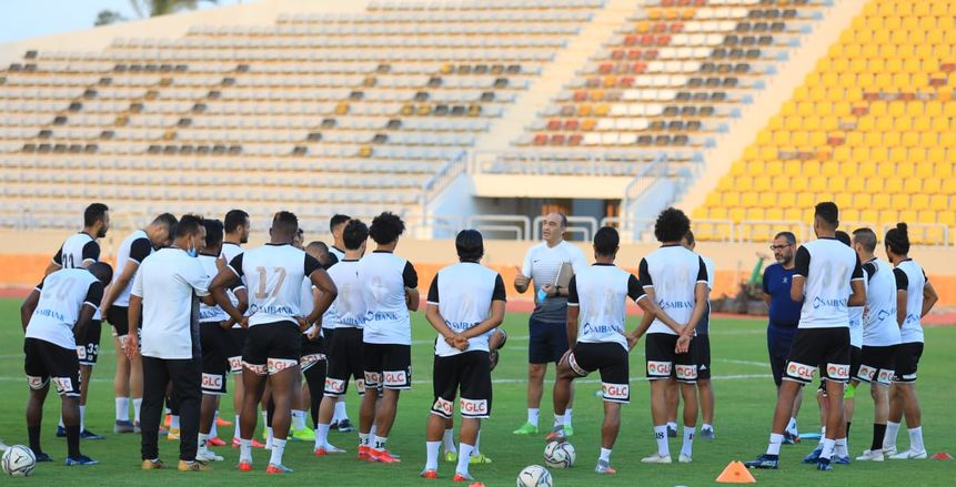 علي ماهر يمنح لاعبي المصري التعليمات الأخيرة قبل مواجهة الطلائع غدا