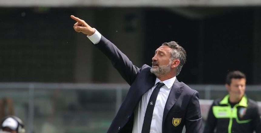 «ميلان» يتسبب في الإطاحة بمدرب كييفو فيرونا