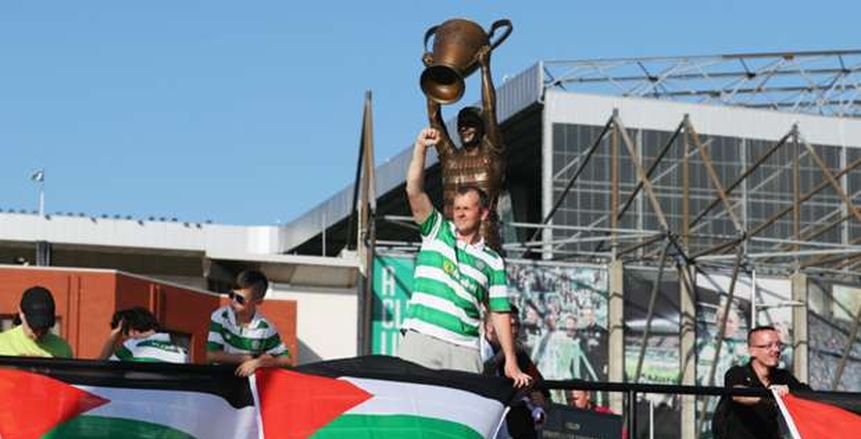 بالصور| مشجعو سيلتك يرفعون علم فلسطين في وجه فريق الكيان الصهيوني