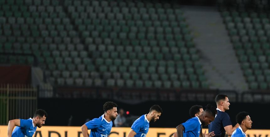 حازم إمام يكشف عيوب الزمالك قبل مباراة الأهلي أبرزها الترحيل الدفاعي