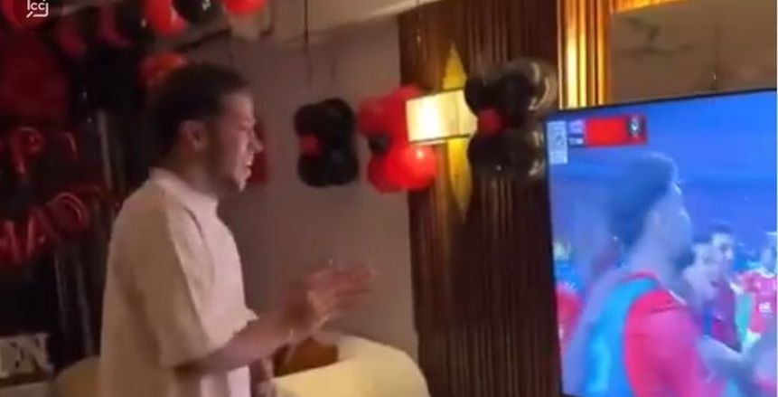 «فرحة هستيرية».. رد فعل إمام عاشور على أهداف الشحات وتريزيجيه أمام الزمالك.. فيديو