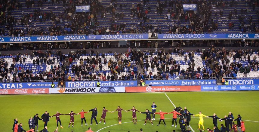بالفيديو| إحتفالات جنونية للاعبي وجهاز برشلونة بعد حسم «الليجا» رسمياً