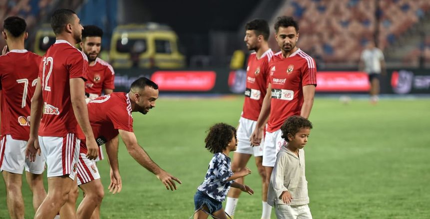 زوجات وأبناء لاعبي الأهلي يلتقطون الصور التذكارية مع درع الدوري