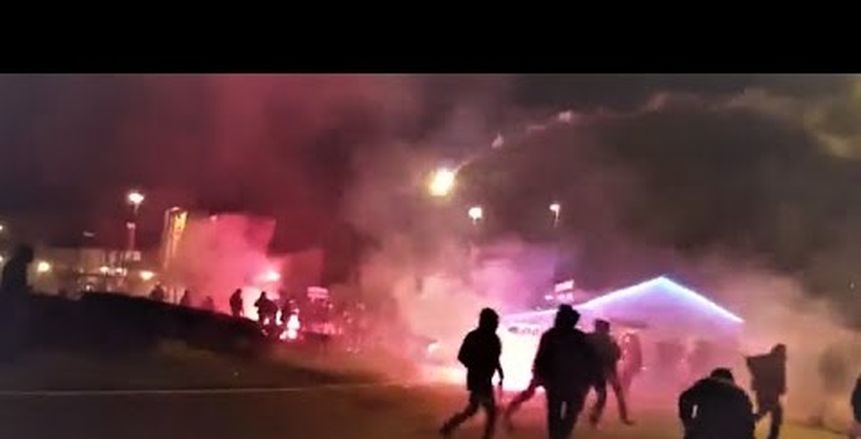 بالفيديو| شوارع فرنسا تشهد صراع بالشماريخ بين جمهور ليون وروما