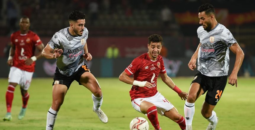 أحمد الغندور يشهر بطاقة حمراء في وجه محمود عماد لاعب فاركو