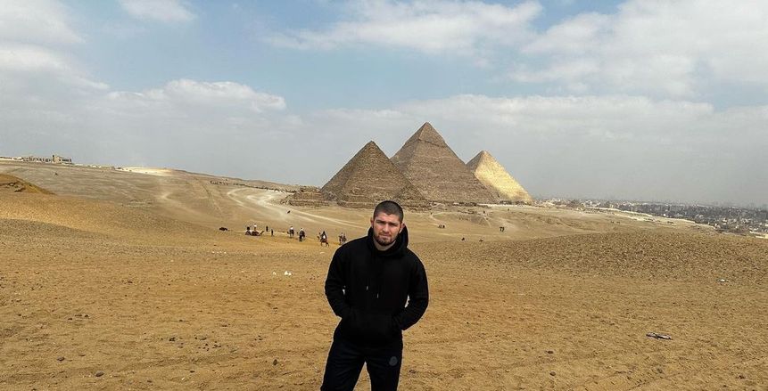 المصارع الروسي حبيب نور محمدوف يزور الأهرامات وقلعة محمد علي «صور»
