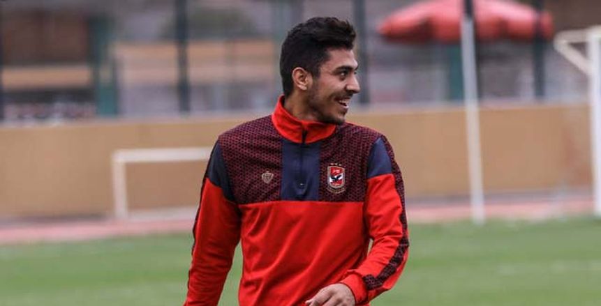 محمد شريف على طريقة إيفونا: "في وسط تلاتة" (صورة)