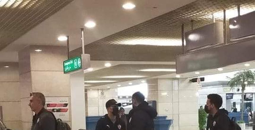 خوفا من كورونا.. لاعبو الزمالك بالكمامات في مطار القاهرة (صور)