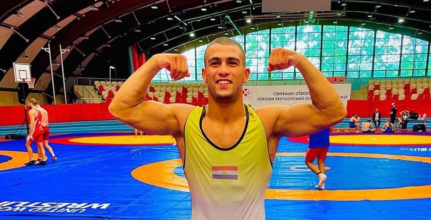 عماد أشرف يتوج بميدالية بطولة العالم للمصارعة للشباب